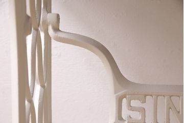 リメイク家具　シンガー社(SINGER)　ヒノキ材　ナチュラルなペイントミシンテーブル(シンガーミシン、サイドテーブル、カフェテーブル、ミシン台)(R-046362)