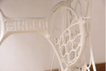 リメイク家具　シンガー社(SINGER)　ヒノキ材　ナチュラルなペイントミシンテーブル(シンガーミシン、サイドテーブル、カフェテーブル、ミシン台)(R-046362)