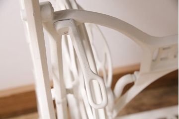 リメイク家具　シンガー社(SINGER)　ヒノキ材　ナチュラルなペイントミシンテーブル(シンガーミシン、サイドテーブル、カフェテーブル、ミシン台)(R-046362)