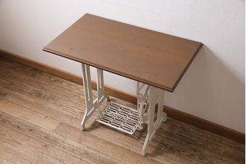 リメイク家具　ブラザー社(BROTHER)　天板ヒノキ材　ホワイトペイントがナチュラルなミシンテーブル(サイドテーブル、カフェテーブル、ミシン台)(R-046363)