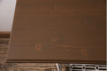 リメイク家具　ブラザー社(BROTHER)　天板ヒノキ材　ホワイトペイントがナチュラルなミシンテーブル(サイドテーブル、カフェテーブル、ミシン台)(R-046363)