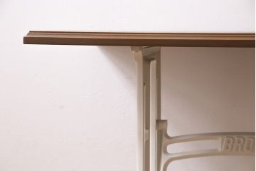 リメイク家具　ブラザー社(BROTHER)　天板ヒノキ材　ホワイトペイントがナチュラルなミシンテーブル(サイドテーブル、カフェテーブル、ミシン台)(R-046363)