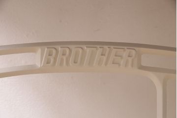 リメイク家具　ブラザー社(BROTHER)　天板ヒノキ材　ホワイトペイントがナチュラルなミシンテーブル(サイドテーブル、カフェテーブル、ミシン台)(R-046363)