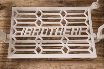 リメイク家具　ブラザー社(BROTHER)　天板ヒノキ材　ホワイトペイントがナチュラルなミシンテーブル(サイドテーブル、カフェテーブル、ミシン台)(R-046363)