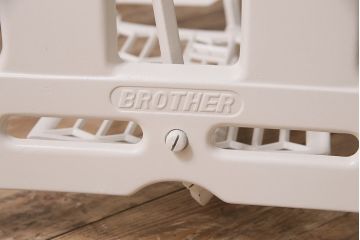 リメイク家具　ブラザー社(BROTHER)　天板ヒノキ材　ホワイトペイントがナチュラルなミシンテーブル(サイドテーブル、カフェテーブル、ミシン台)(R-046363)
