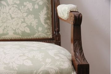 アンティーク家具　マホガニー材　クラシカルな彫刻のセティ(2人掛けソファ、ベンチ、椅子)(R-046411)