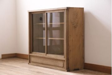 アンティーク家具　前面栗材　品の良い意匠が魅力的なガラス戸の戸棚(収納棚、飾り棚、キャビネット)(R-046427)