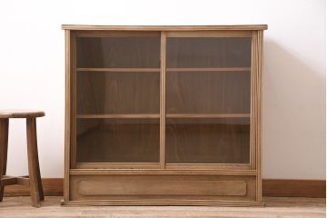 アンティーク家具　前面栗材　品の良い意匠が魅力的なガラス戸の戸棚(収納棚、飾り棚、キャビネット)(R-046427)