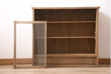 アンティーク家具　前面栗材　品の良い意匠が魅力的なガラス戸の戸棚(収納棚、飾り棚、キャビネット)(R-046427)
