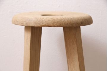 レトロ家具　ストリップド(剥離)　ナラ材　木の質感が味わい深い木製スツール(椅子、花台)(R-046430)