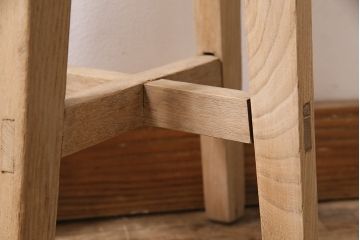 レトロ家具　ストリップド(剥離)　ナラ材　木の質感が味わい深い木製スツール(椅子、花台)(R-046430)
