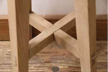 レトロ家具　ストリップド(剥離)　ナラ材　木の質感が味わい深い木製スツール(椅子、花台)(R-046430)