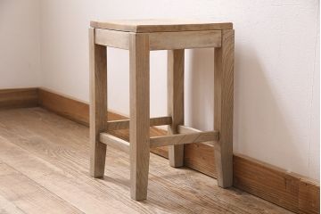レトロ家具　ストリップド(剥離)　ナラ材　木の質感が味わい深い木製の角スツール(椅子、花台)(R-046432)