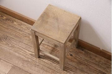 レトロ家具　ストリップド(剥離)　ナラ材　木の質感が味わい深い木製の角スツール(椅子、花台)(R-046432)
