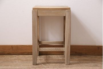 レトロ家具　ストリップド(剥離)　ナラ材　木の質感が味わい深い木製の角スツール(椅子、花台)(R-046432)