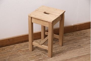 レトロ家具　ストリップド(剥離)　ラワン材　木の質感が味わい深い木製の角スツール(椅子、花台)(R-046433)