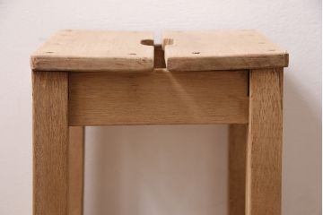 レトロ家具　ストリップド(剥離)　ラワン材　木の質感が味わい深い木製の角スツール(椅子、花台)(R-046433)