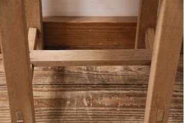 レトロ家具　ストリップド(剥離)　ラワン材　木の質感が味わい深い木製の角スツール(椅子、花台)(R-046433)