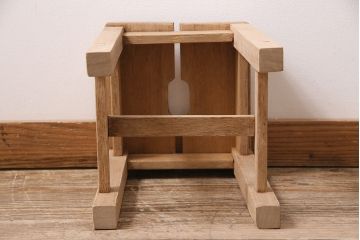 レトロ家具　ストリップド(剥離)　ラワン材　木の質感が味わい深い木製の角スツール(椅子、花台)(R-046433)