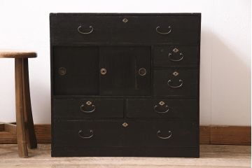 ビンテージ家具　昭和レトロ　桐材　黒の塗装と細身の引手がモダンな小箪笥(帳場箪笥、和タンス)(R-046438)