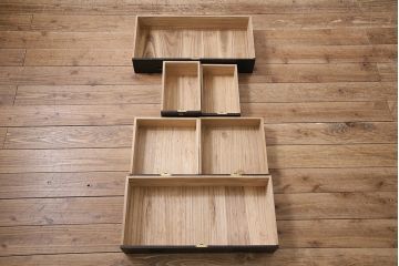 ビンテージ家具　昭和レトロ　桐材　黒の塗装と細身の引手がモダンな小箪笥(帳場箪笥、和タンス)(R-046438)