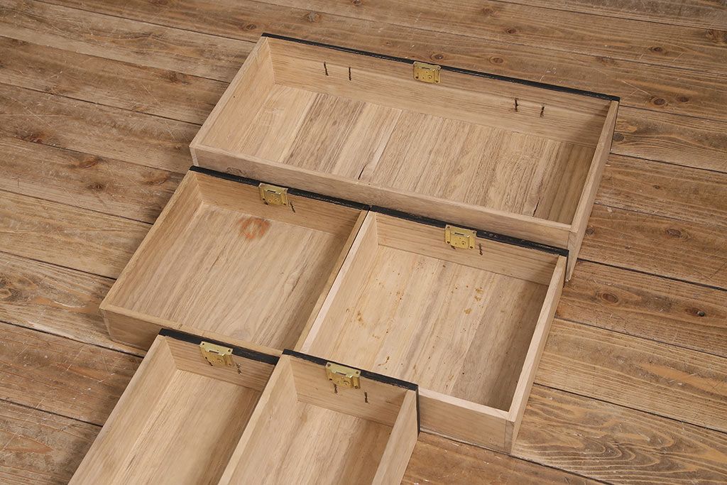 ビンテージ家具　昭和レトロ　桐材　黒の塗装と細身の引手がモダンな小箪笥(帳場箪笥、和タンス)(R-046438)