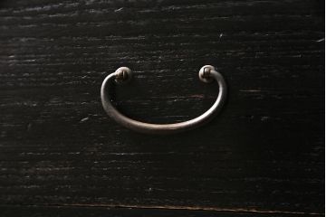 ビンテージ家具　昭和レトロ　桐材　黒の塗装と細身の引手がモダンな小箪笥(帳場箪笥、和タンス)(R-046438)