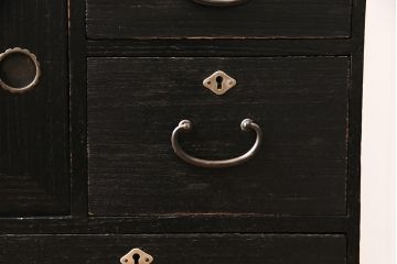 ビンテージ家具　昭和レトロ　桐材　黒の塗装と細身の引手がモダンな小箪笥(帳場箪笥、和タンス)(R-046438)
