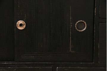 ビンテージ家具　昭和レトロ　桐材　黒の塗装と細身の引手がモダンな小箪笥(帳場箪笥、和タンス)(R-046438)