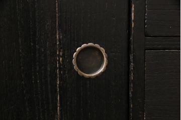 ビンテージ家具　昭和レトロ　桐材　黒の塗装と細身の引手がモダンな小箪笥(帳場箪笥、和タンス)(R-046438)