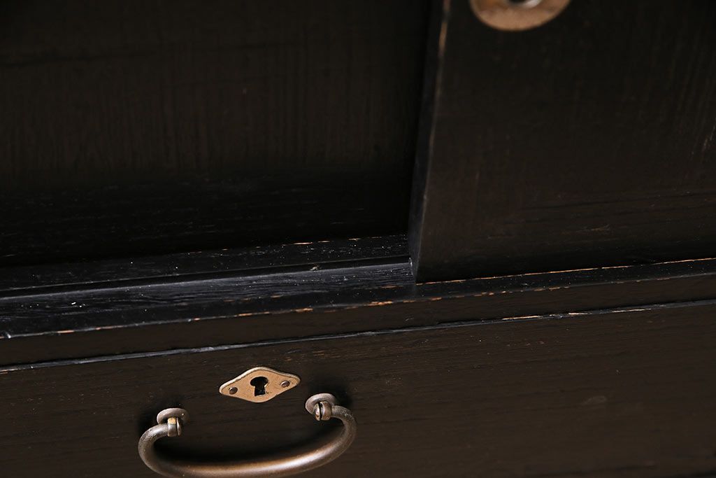 ビンテージ家具　昭和レトロ　桐材　黒の塗装と細身の引手がモダンな小箪笥(帳場箪笥、和タンス)(R-046438)