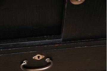 ビンテージ家具　昭和レトロ　桐材　黒の塗装と細身の引手がモダンな小箪笥(帳場箪笥、和タンス)(R-046438)