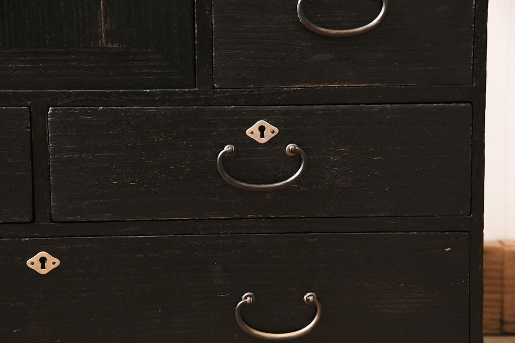 ビンテージ家具　昭和レトロ　桐材　黒の塗装と細身の引手がモダンな小箪笥(帳場箪笥、和タンス)(R-046438)