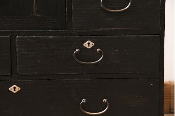 ビンテージ家具　昭和レトロ　桐材　黒の塗装と細身の引手がモダンな小箪笥(帳場箪笥、和タンス)(R-046438)