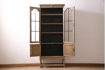 アンティーク家具　ストリップド(剥離)　オーク材　装飾がおしゃれなキャビネット(本箱、食器棚、カップボード)(R-046446)