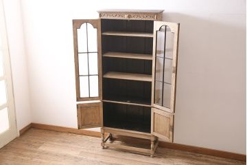 アンティーク家具　ストリップド(剥離)　オーク材　装飾がおしゃれなキャビネット(本箱、食器棚、カップボード)(R-046446)