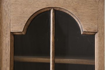アンティーク家具　ストリップド(剥離)　オーク材　装飾がおしゃれなキャビネット(本箱、食器棚、カップボード)(R-046446)
