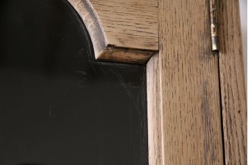 アンティーク家具　ストリップド(剥離)　オーク材　装飾がおしゃれなキャビネット(本箱、食器棚、カップボード)(R-046446)