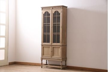 アンティーク家具　ストリップド(剥離)　オーク材　装飾がおしゃれなキャビネット(本箱、食器棚、カップボード)(R-046446)