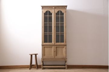 アンティーク家具　ストリップド(剥離)　オーク材　装飾がおしゃれなキャビネット(本箱、食器棚、カップボード)(R-046446)