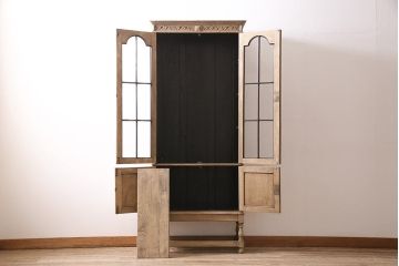 アンティーク家具　ストリップド(剥離)　オーク材　装飾がおしゃれなキャビネット(本箱、食器棚、カップボード)(R-046446)
