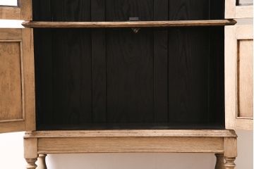アンティーク家具　ストリップド(剥離)　オーク材　装飾がおしゃれなキャビネット(本箱、食器棚、カップボード)(R-046446)