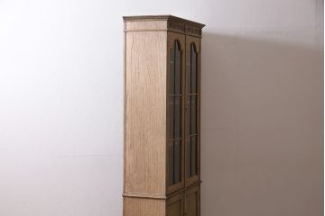 アンティーク家具　ストリップド(剥離)　オーク材　装飾がおしゃれなキャビネット(本箱、食器棚、カップボード)(R-046446)