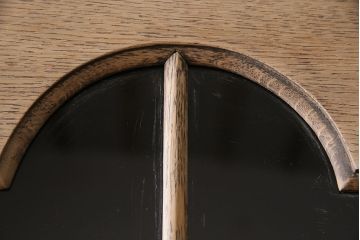 アンティーク家具　ストリップド(剥離)　オーク材　装飾がおしゃれなキャビネット(本箱、食器棚、カップボード)(R-046446)