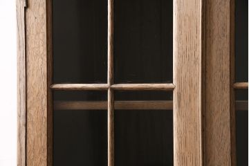 アンティーク家具　ストリップド(剥離)　オーク材　装飾がおしゃれなキャビネット(本箱、食器棚、カップボード)(R-046446)