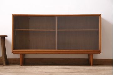 北欧ビンテージ　チーク材　ガラス戸のシンプルなサイドボード(キャビネット、本箱、飾り棚、カップボード)(R-046467)