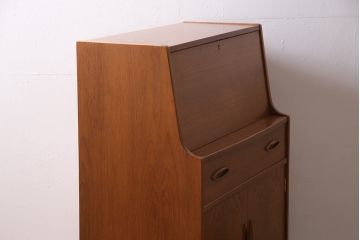 ヴィンテージ家具　北欧ビンテージ　チーク材　木の温もりとデザイン性を兼ね備えたライティングビューロー(簿記机、在宅ワーク、在宅用デスク)(R-046468)