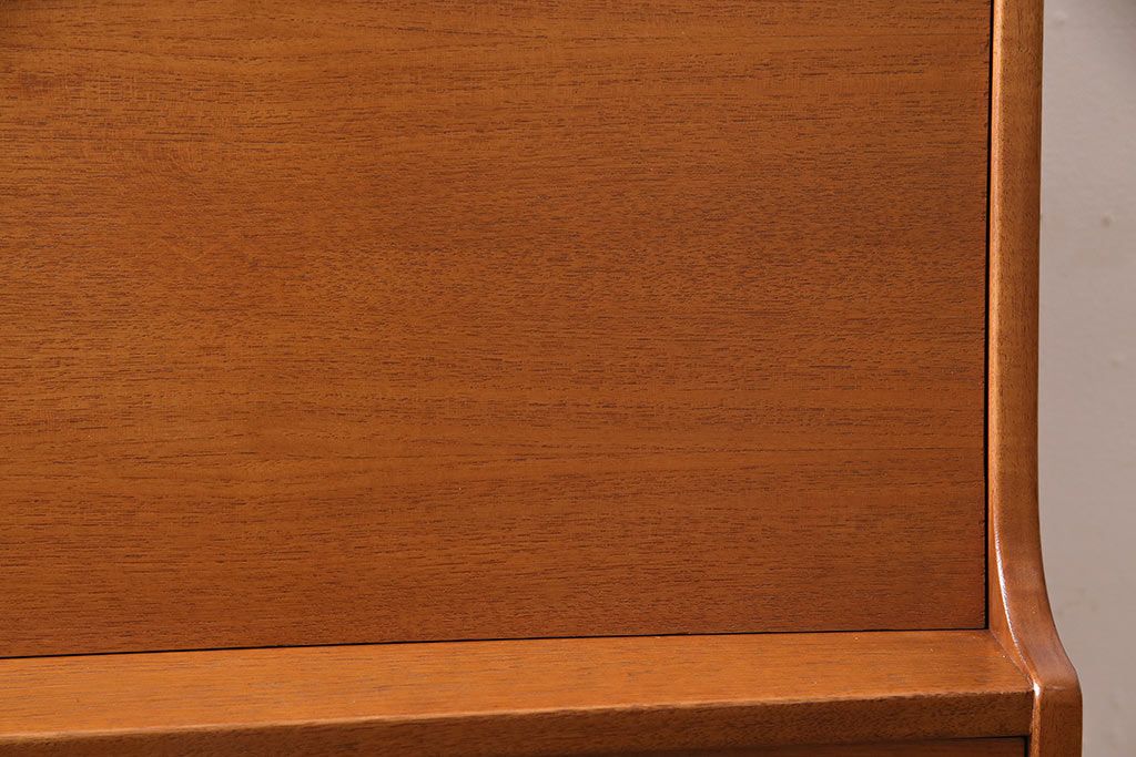 ヴィンテージ家具　北欧ビンテージ　チーク材　木の温もりとデザイン性を兼ね備えたライティングビューロー(簿記机、在宅ワーク、在宅用デスク)(R-046468)