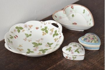ウェッジウッド　WEDGWOOD　プレートなど4点(ワイルドストロベリー、SARAH、小物入れ、プレート、洋食器)(R-046473)