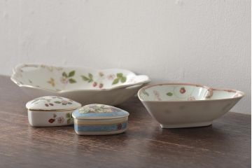 ウェッジウッド　WEDGWOOD　プレートなど4点(ワイルドストロベリー、SARAH、小物入れ、プレート、洋食器)(R-046473)